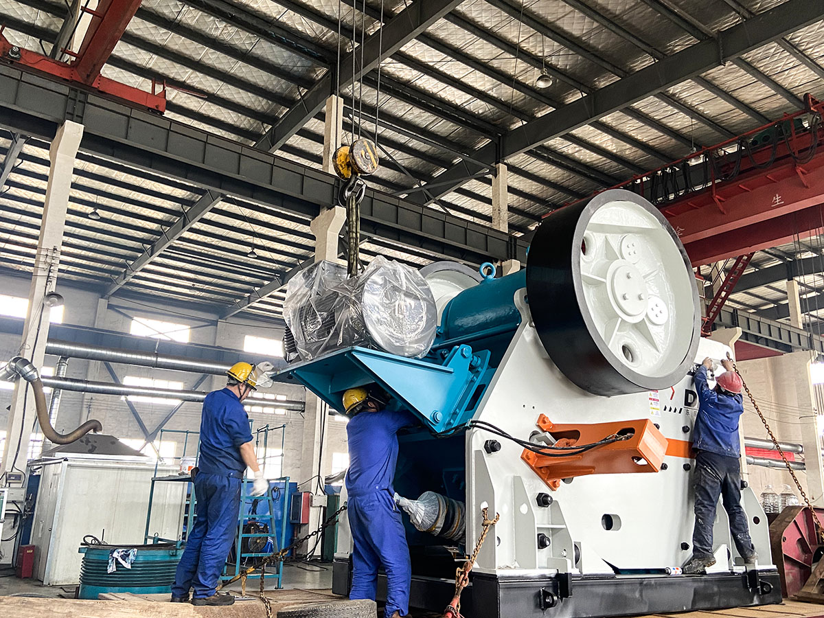 出發(fā)！上海東蒙DC歐版顎破、DCS單缸液壓圓錐破、DVSI95立軸沖擊破......火速發(fā)往前方，助力客戶花崗巖制砂生產